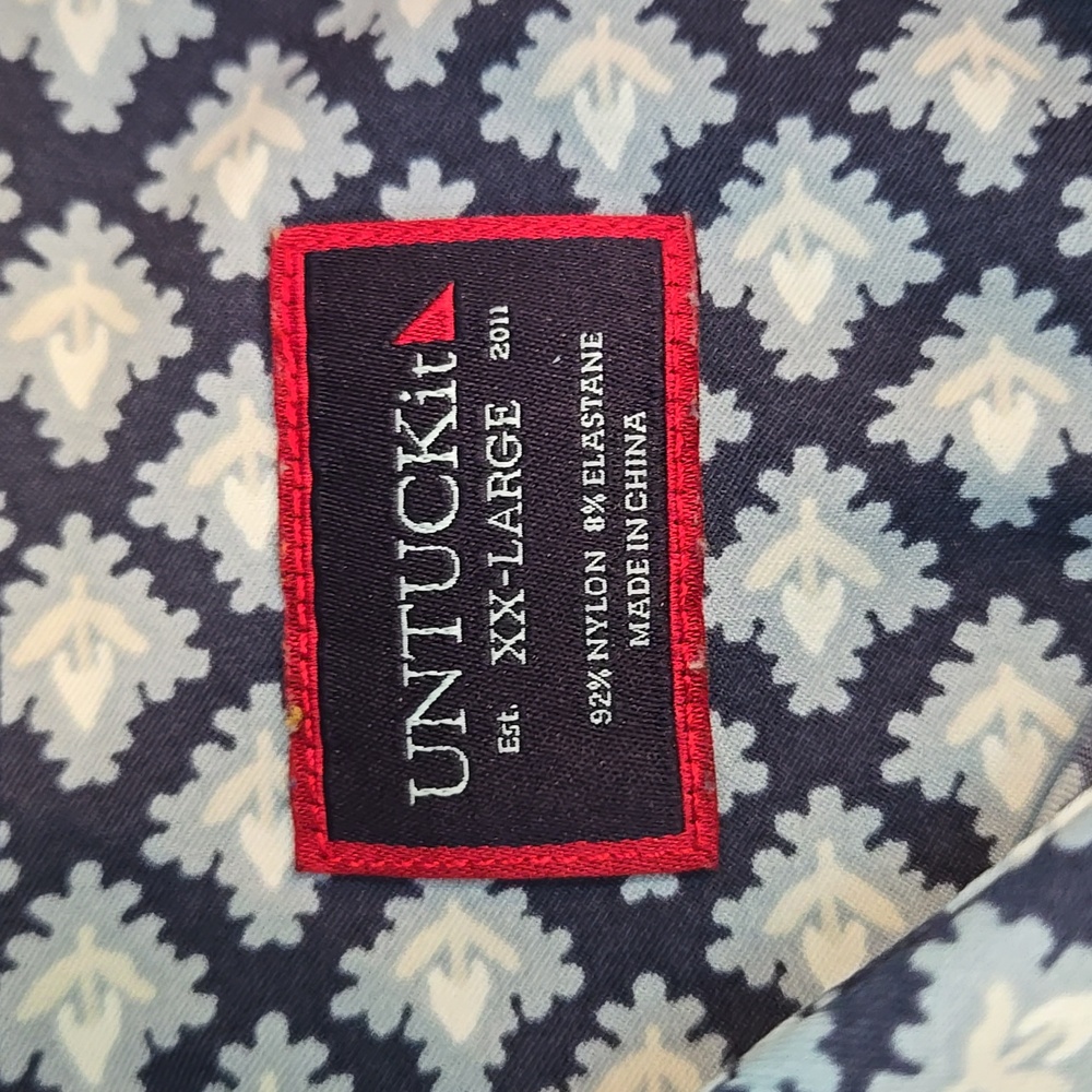UNTUCKit Men's Navy and White Geometric Shirt Size XXL. Short Sleeves - Picture 3 of 8